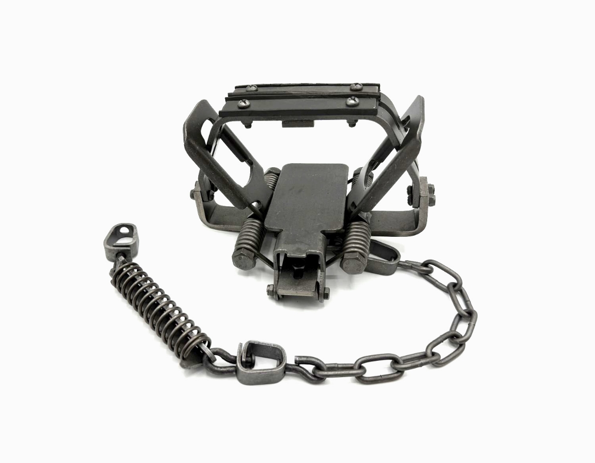 Picture of DOG TRAP #3, FOUR SPRING 150x148 RUBBER JAW INCL CHAIN AND SPRING RIG - LAST FRONTIER